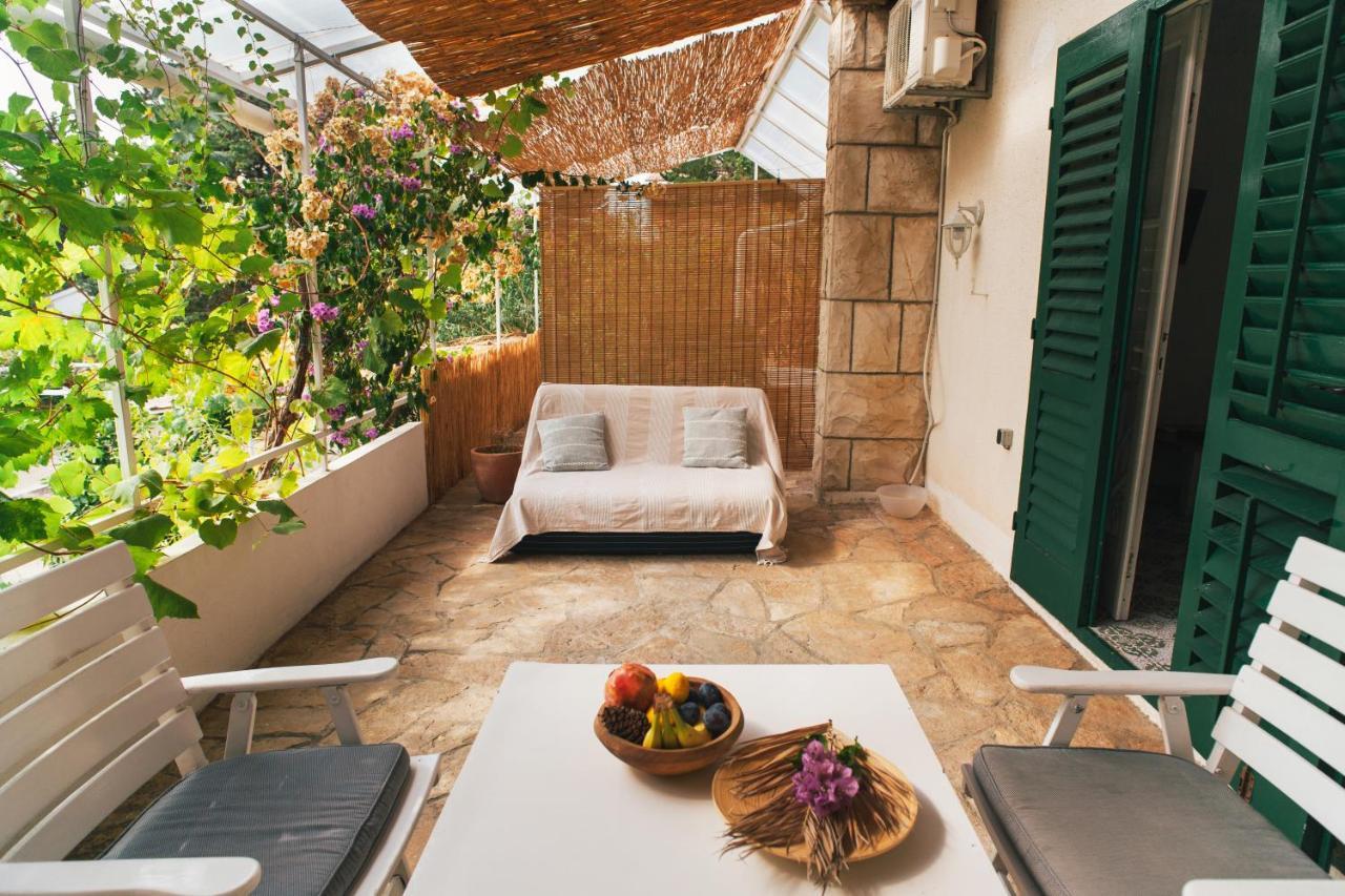Charming Apartments With Garden Bol Exterior foto