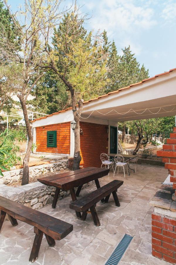 Charming Apartments With Garden Bol Exterior foto